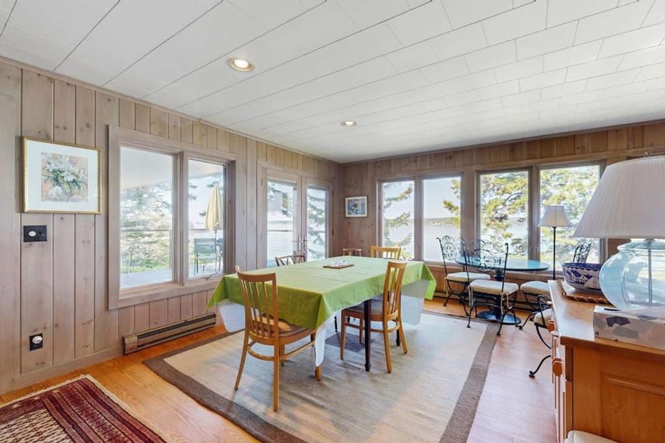 Seating area, Dining area