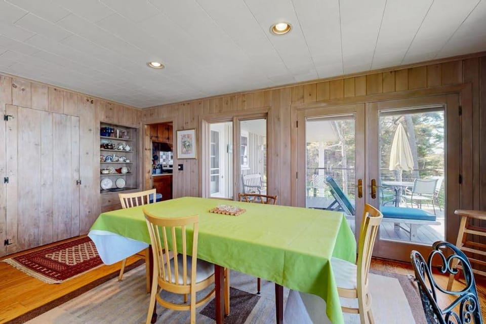 Seating area, Dining area