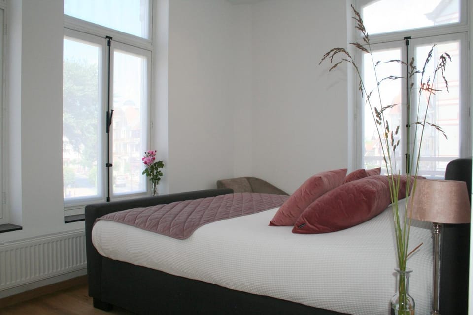 Property building, Bed, Bedroom
