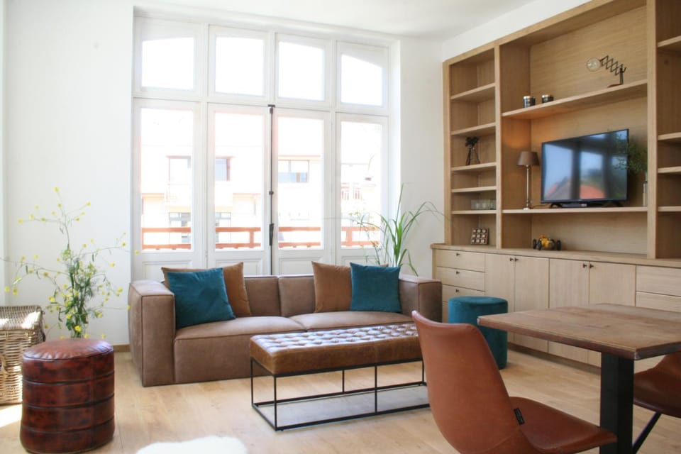 Property building, TV and multimedia, Living room, Seating area