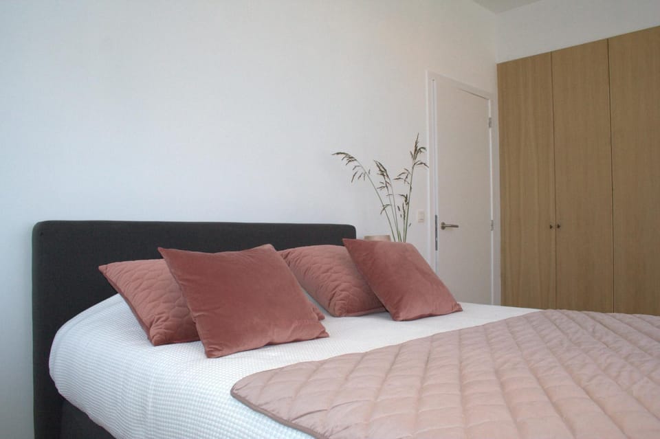 Property building, Bed, Bedroom