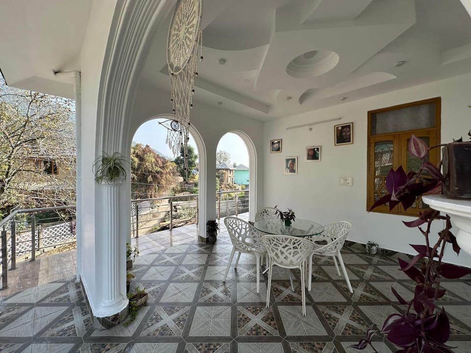 Property building, Balcony/Terrace, Seating area, Dining area