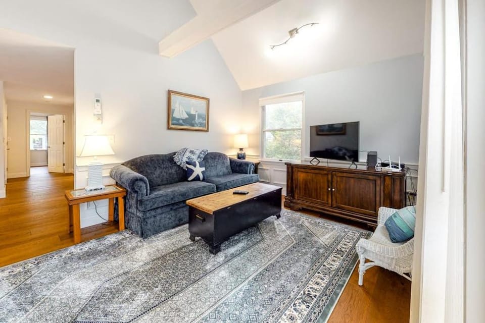 Ferry Harbor Cottage House in Falmouth
