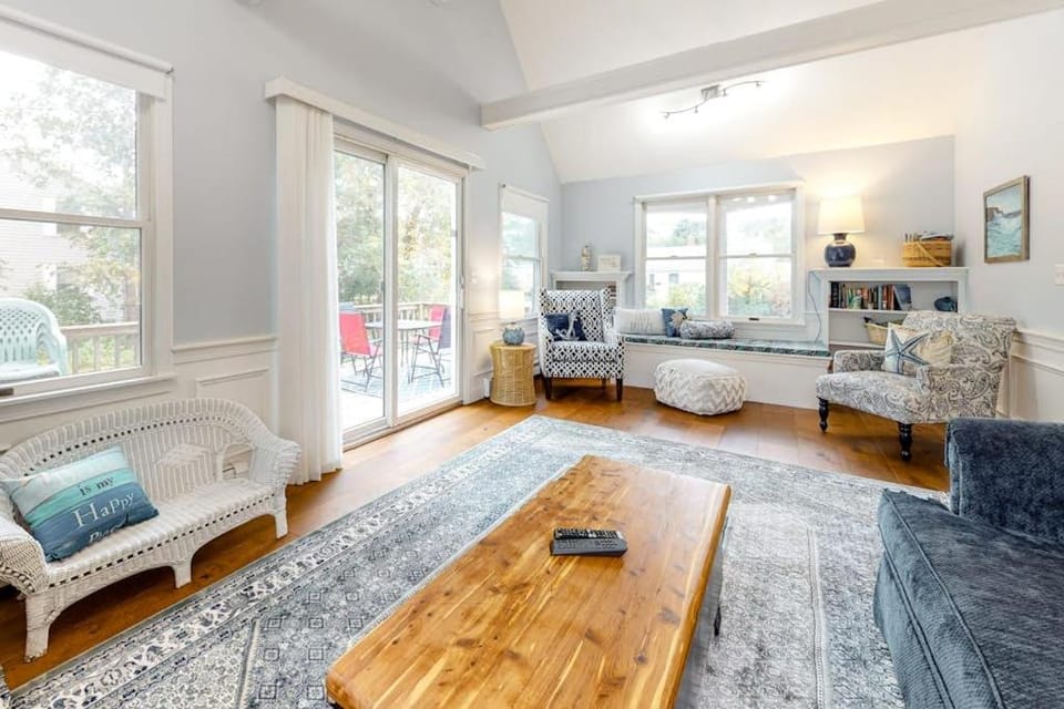 Ferry Harbor Cottage House in Falmouth