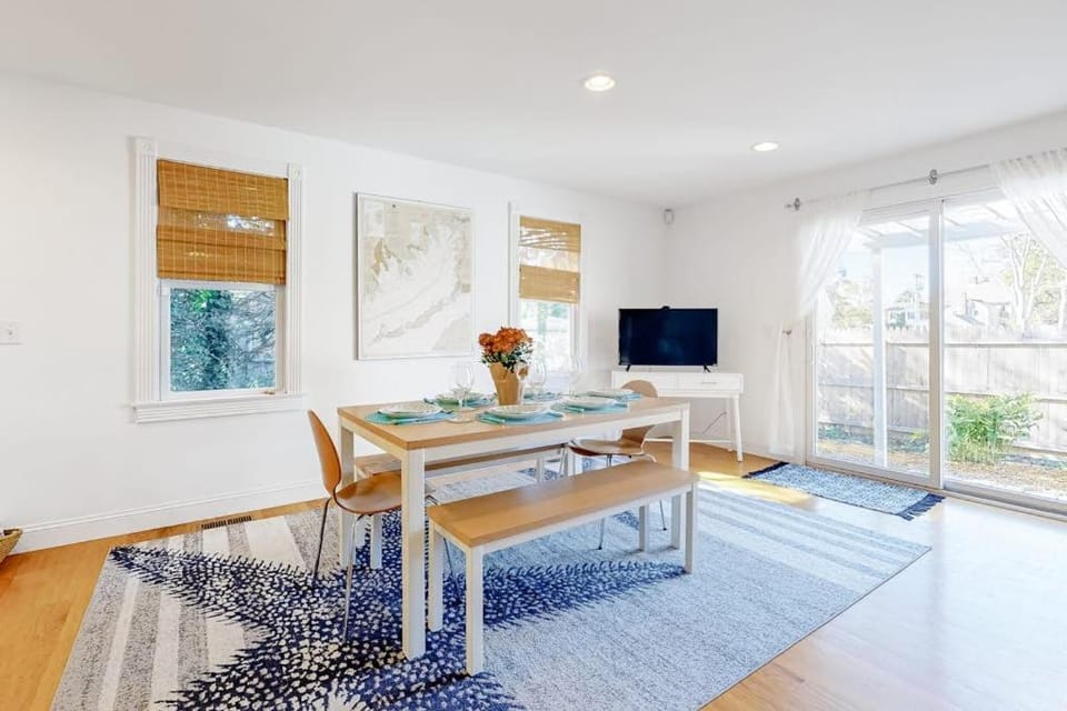 Modern Beach & Town Getaway House in Falmouth