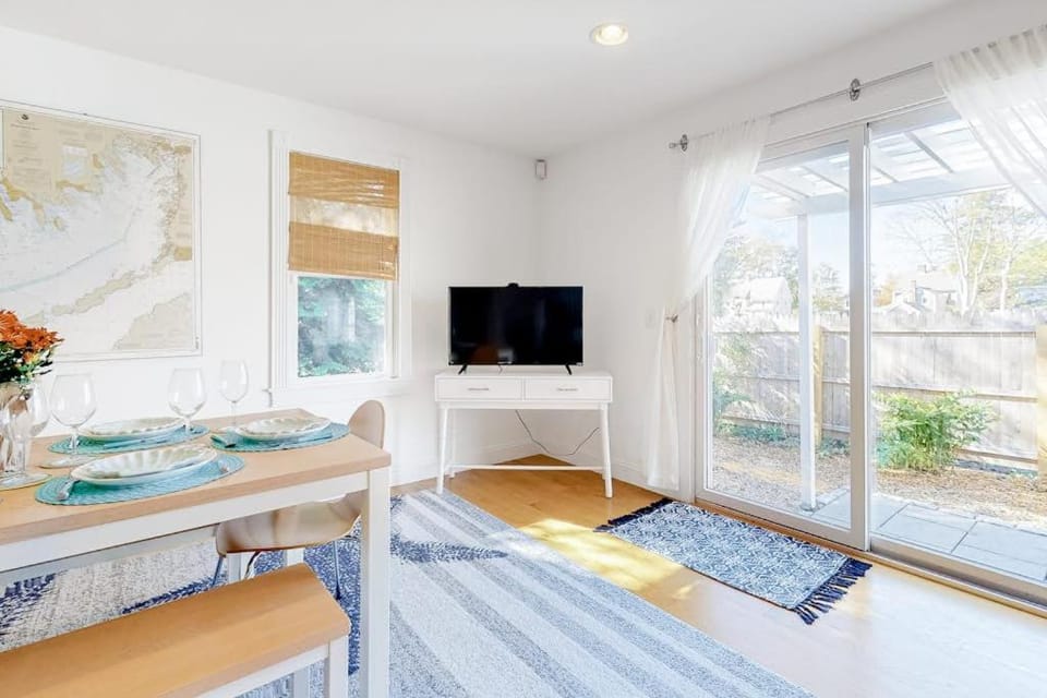 Modern Beach & Town Getaway House in Falmouth