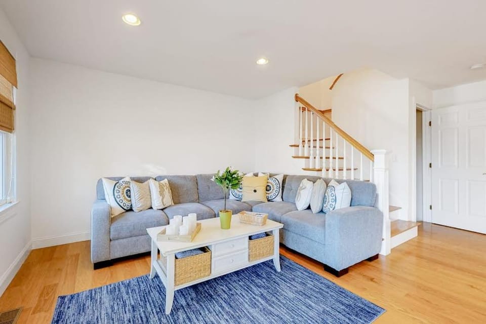 Modern Beach & Town Getaway House in Falmouth