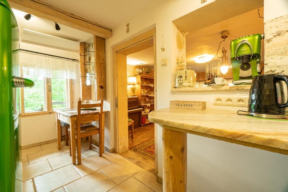 Coffee/tea facilities, Kitchen or kitchenette, stove