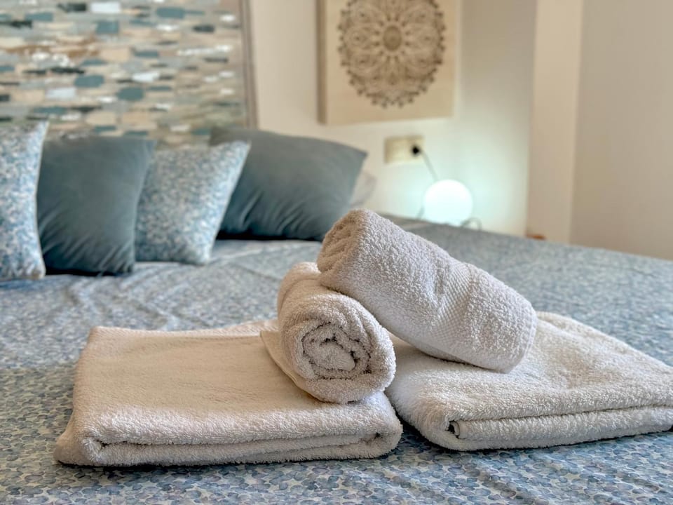Bed, towels
