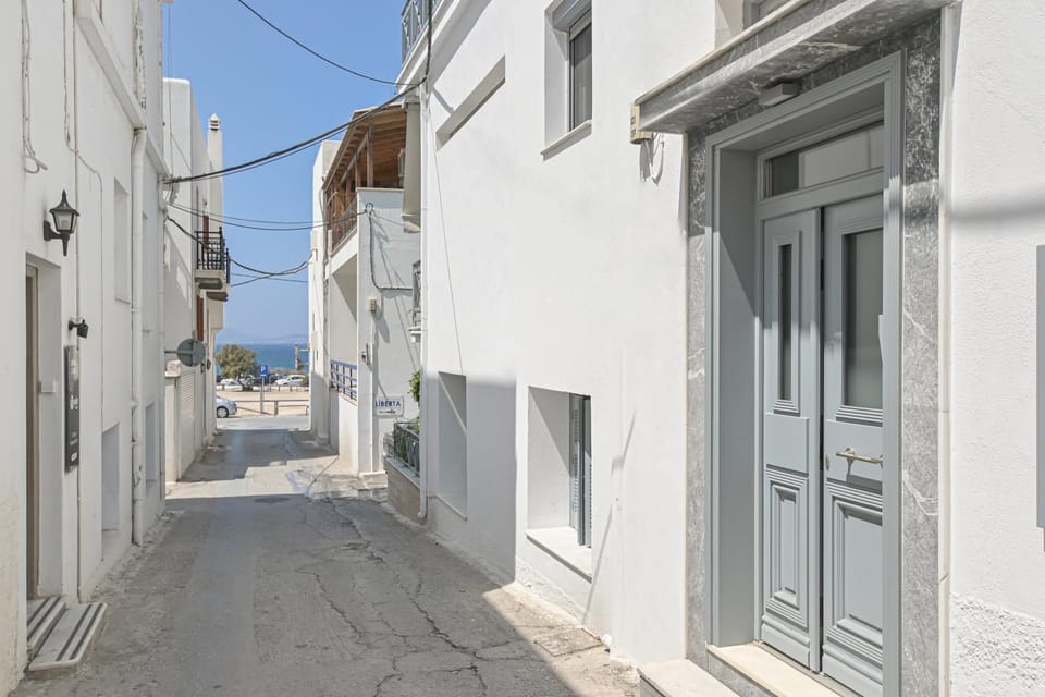 Facade/entrance, Neighbourhood