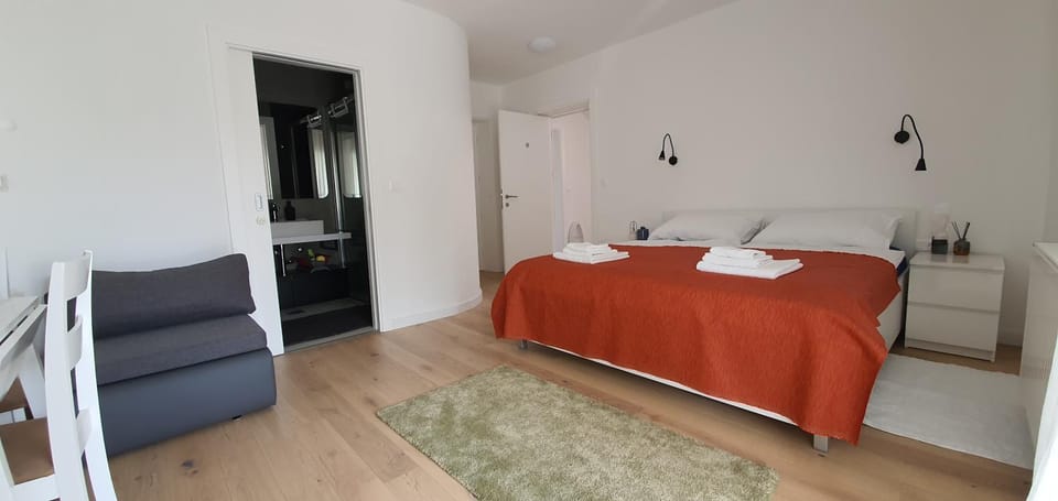 Bed, Bedroom, towels