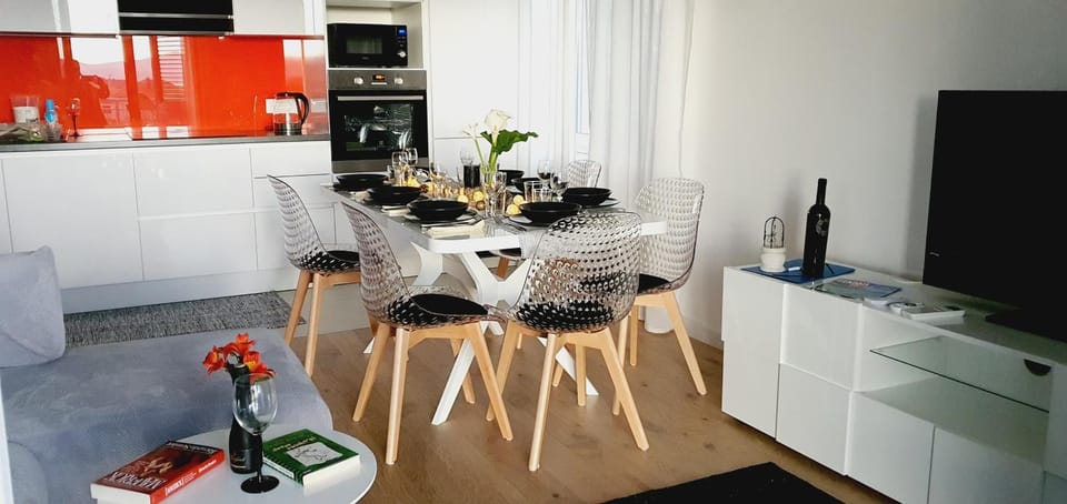 TV and multimedia, Living room, Seating area, Dining area, stove