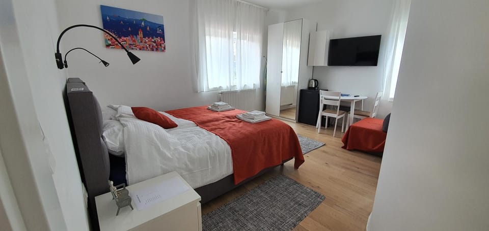 Bed, TV and multimedia, Bedroom