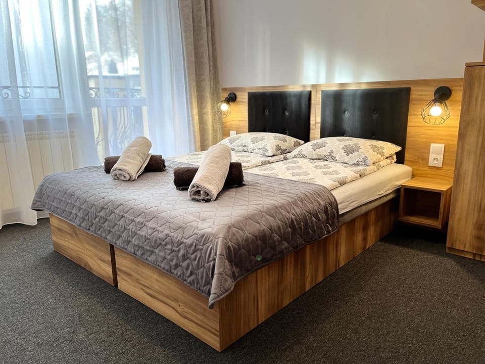 Bed, towels