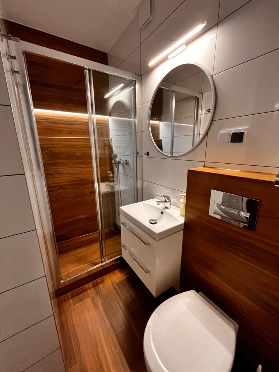 Shower, Toilet, Bathroom