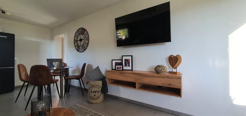 Communal lounge/ TV room, TV and multimedia, Living room, Seating area, Dining area