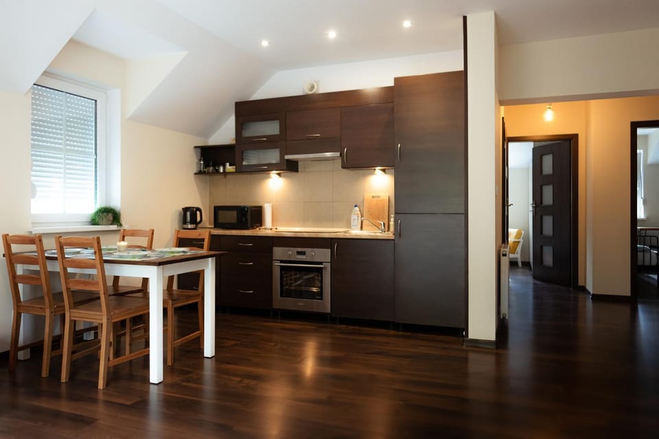 Kitchen or kitchenette, Dining area, minibar, kitchen