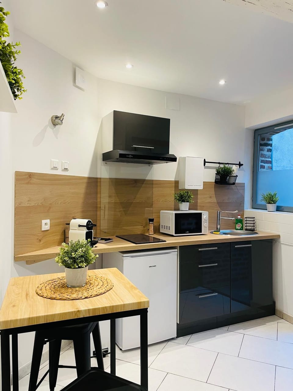 Kitchen or kitchenette, Dining area