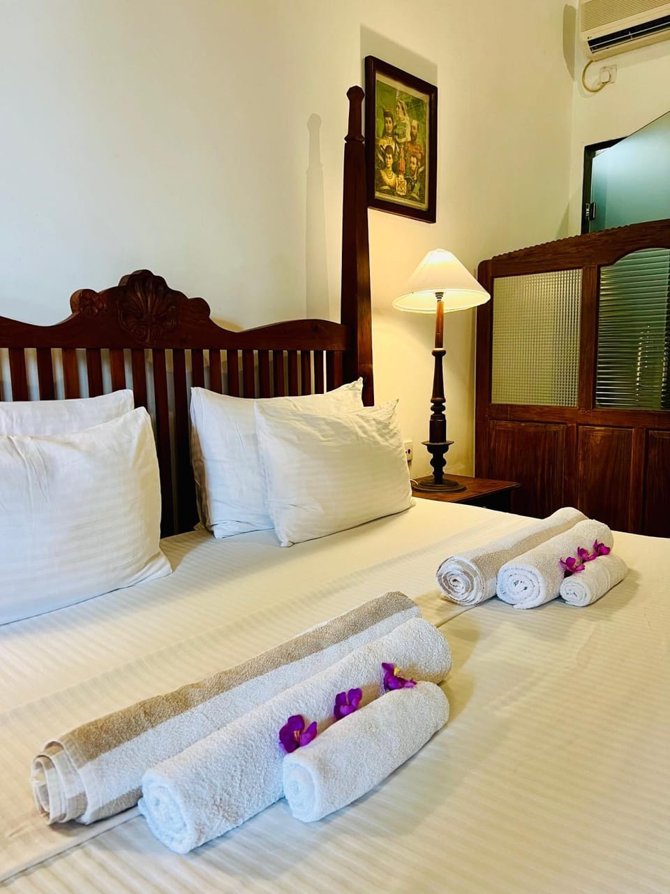 Villa Seven Faces-Luxury Escape,Stunning Views with Private pool for a Couple or family! Bed and Breakfast in Southern Province
