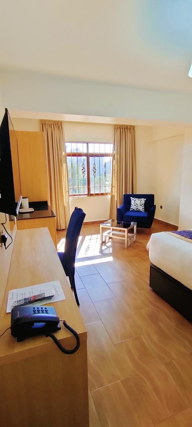 Photo of the whole room, Seating area
