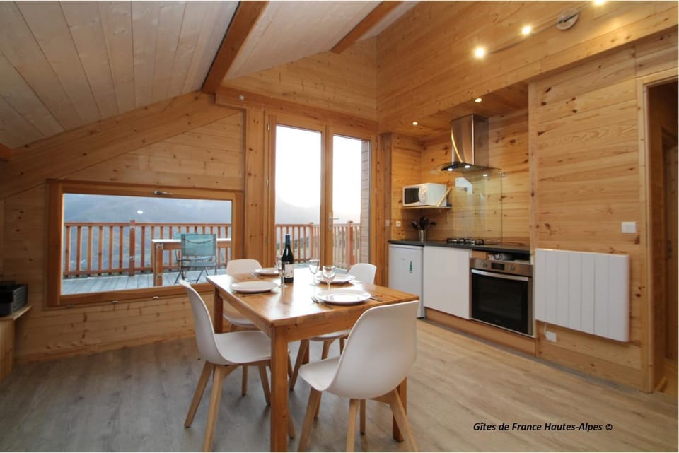 Dining area, kitchen