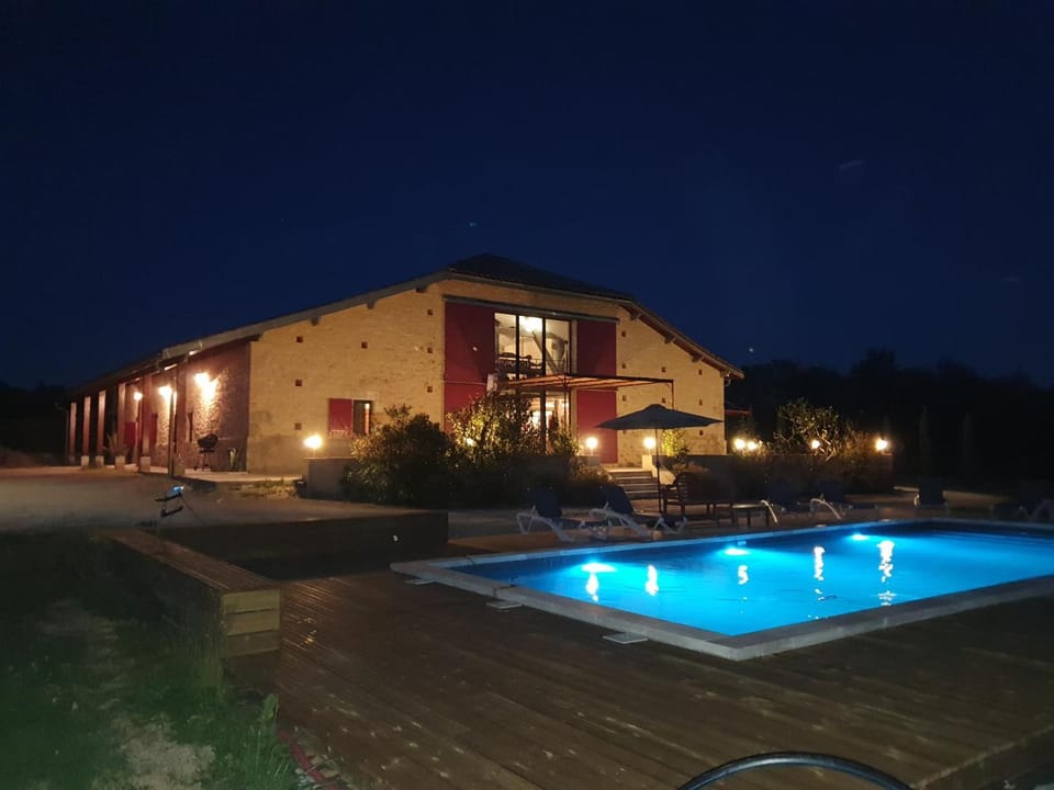 exceptionnel loft style industriel tout équipé 15 personnes avec piscine et jacuzzi House in Nouvelle-Aquitaine
