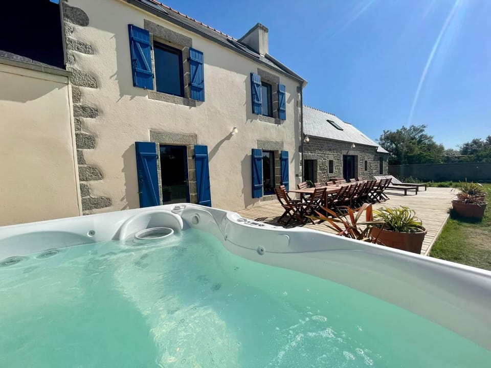 15 pers, jacuzzi, 40m de la mer, 8 chambres, weekends, nuitée, séminaire House in Kerlouan