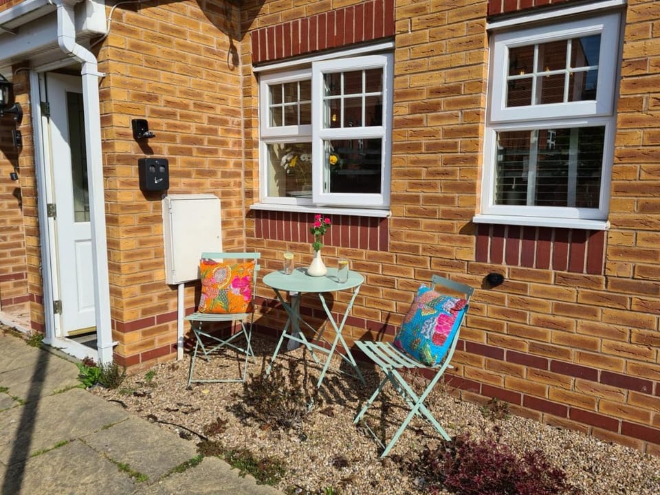 Property building, Spring, Day, Garden, Dining area