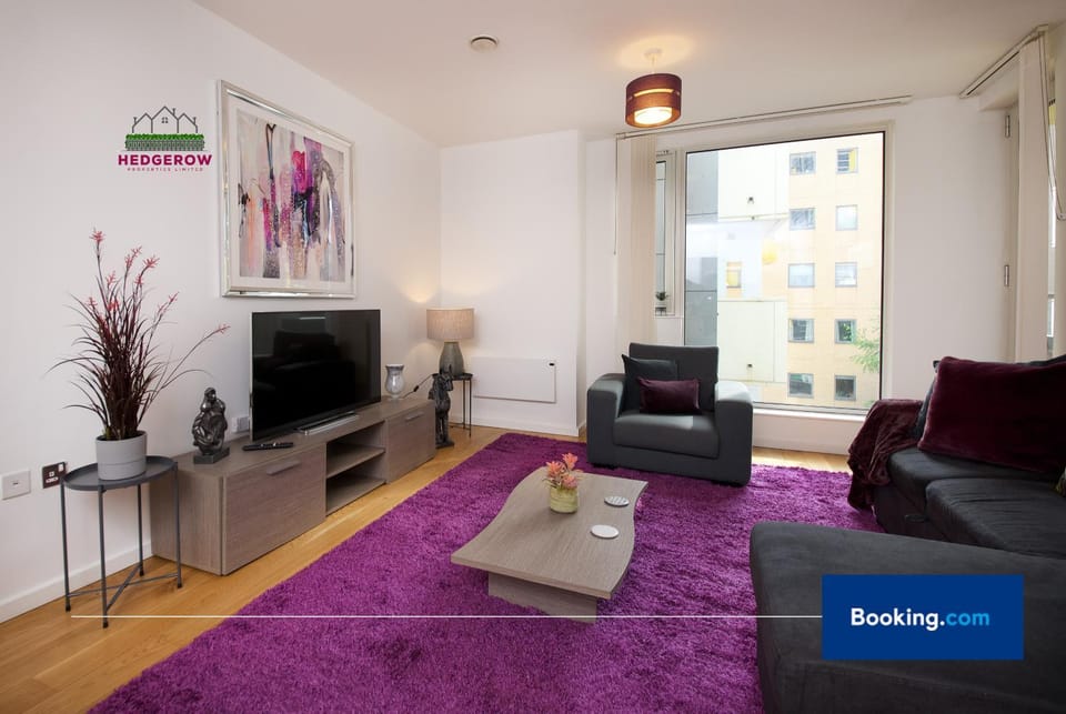 Communal lounge/ TV room, TV and multimedia, Living room, Seating area, Evening entertainment