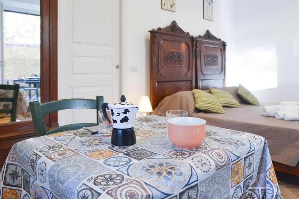 Bed, Photo of the whole room, Seating area, Dining area