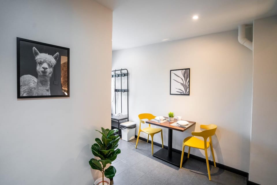 Seating area, Dining area