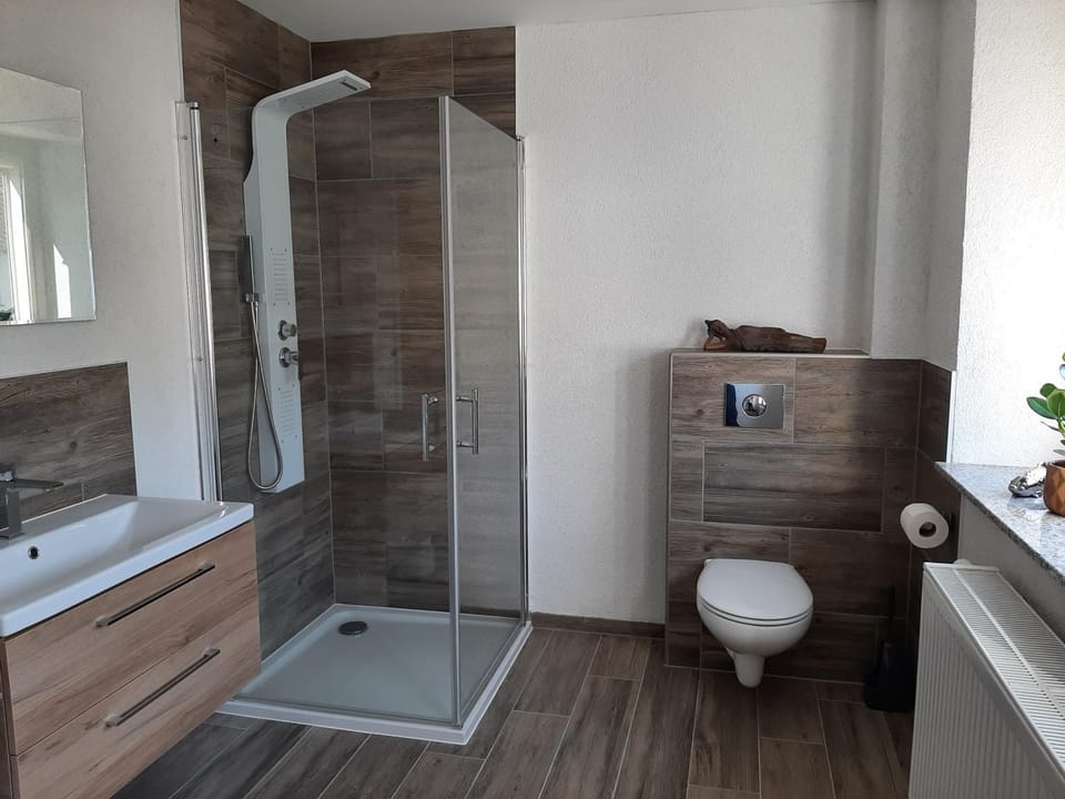 Shower, Toilet, Bathroom, towels