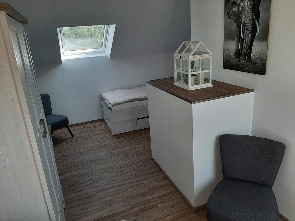 Bed, TV and multimedia, wardrobe