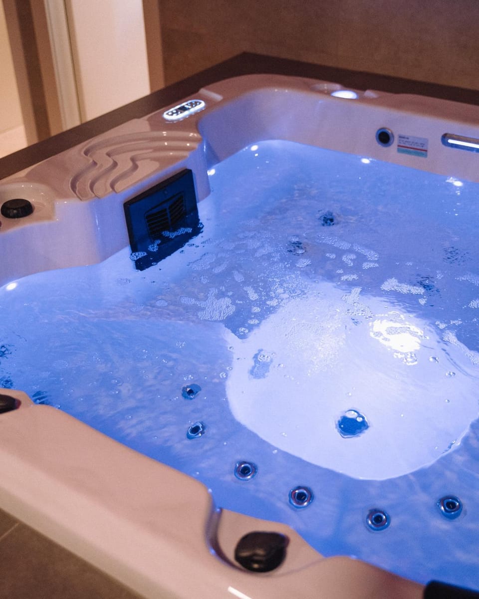 Hot Tub, Swimming pool