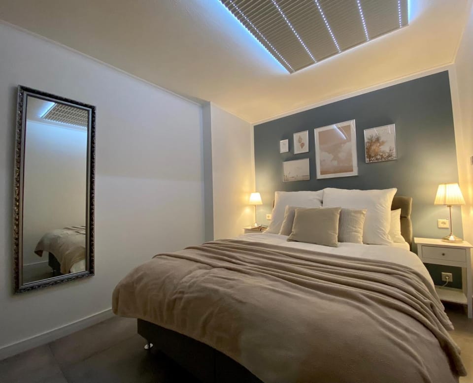 Bed, Photo of the whole room, Decorative detail, Bedroom