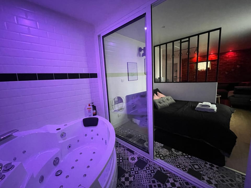 Bed, Hot Tub, Hot Tub, Bathroom, Photo of the whole room, Bedroom, Bath, towels
