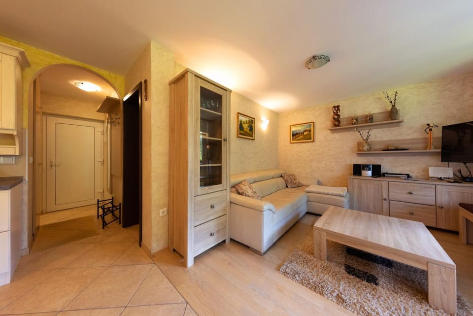 TV and multimedia, Living room, Seating area, hair dresser, locker