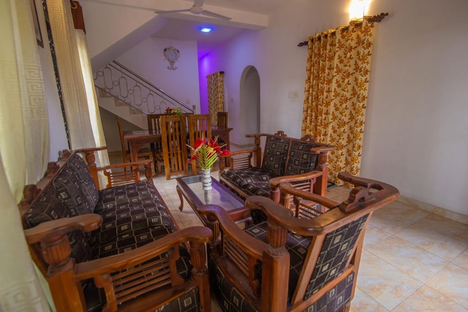 Living room, Seating area, Dining area, fireplace