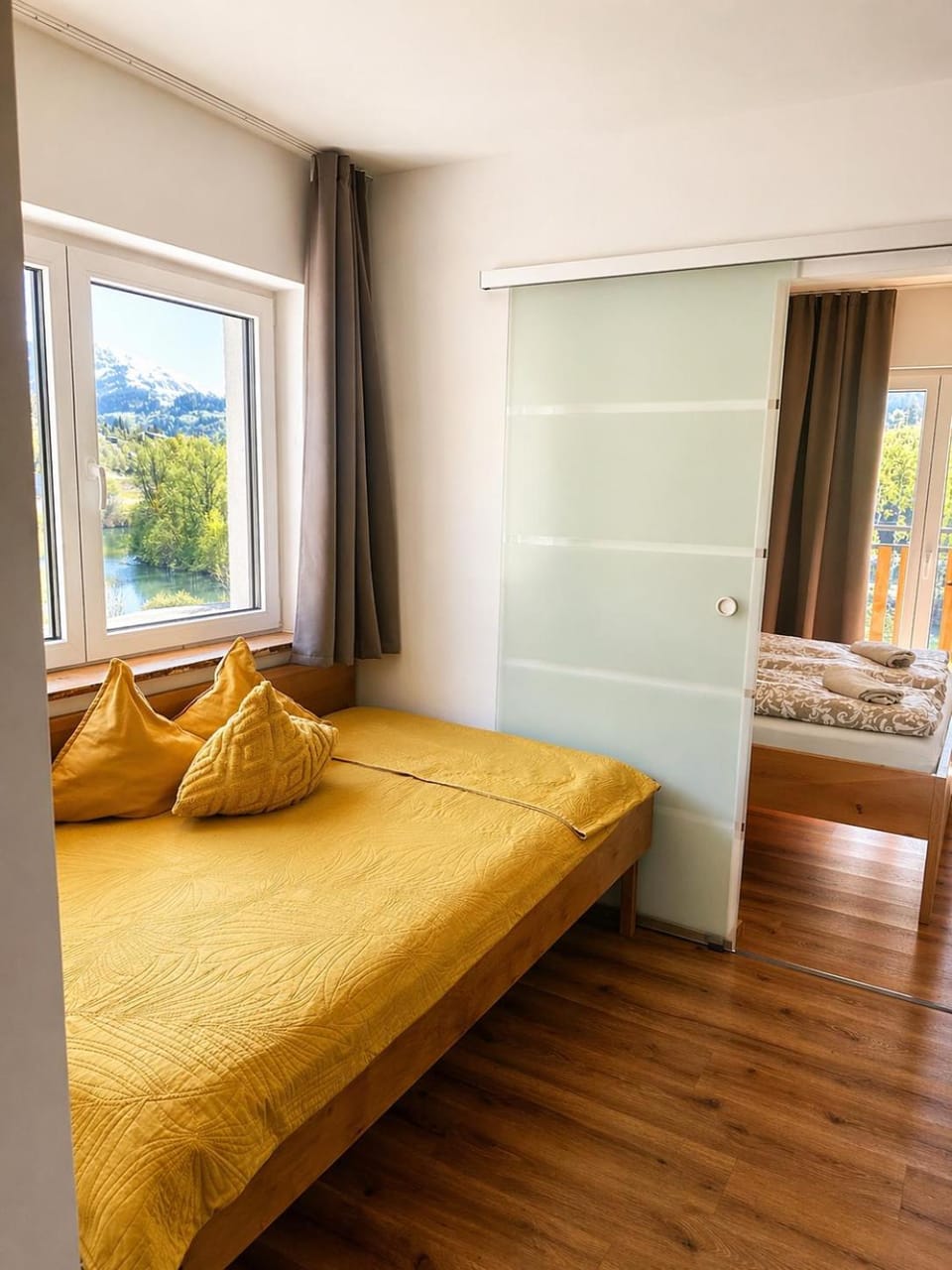 Restaurant/places to eat, TV and multimedia, Living room, Photo of the whole room, Seating area, Dining area, Animals, Animals, Animals, Pets, Pets, Pets, Mountain view, Mountain view, pet friendly, pet friendly