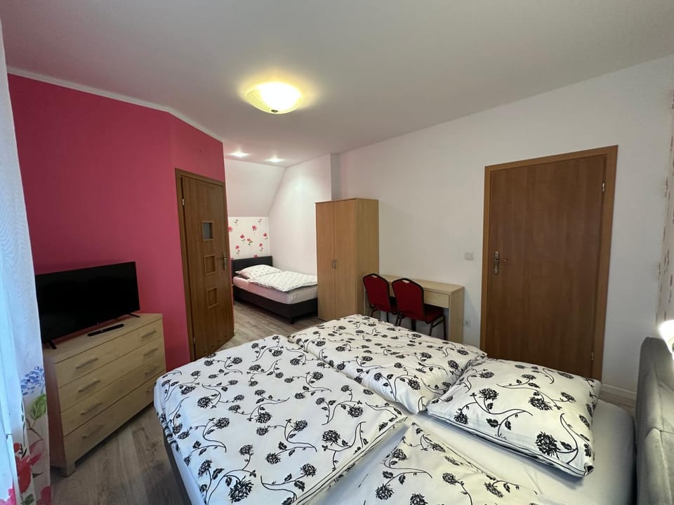 Bed, TV and multimedia, Photo of the whole room, Decorative detail, Bedroom, hair dresser, wardrobe
