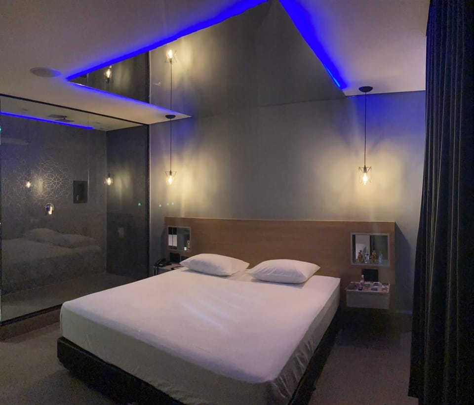 Bed, Bathroom