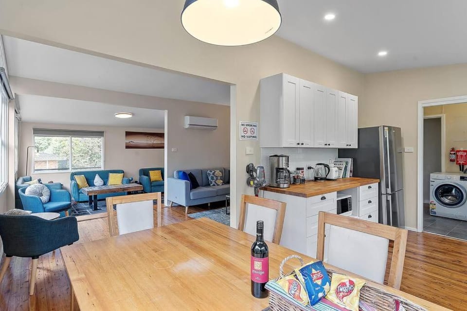 Communal lounge/ TV room, Coffee/tea facilities, Kitchen or kitchenette, Living room, Dining area, minibar, toaster, washing machine