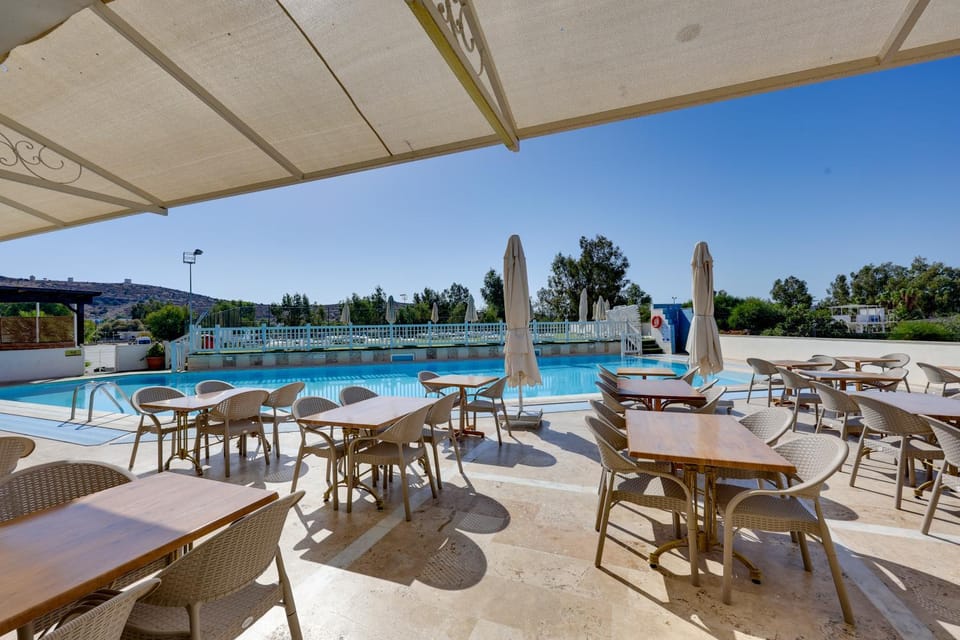 Restaurant/places to eat, Day, Banquet/Function facilities, Pool view, Swimming pool, sunbed