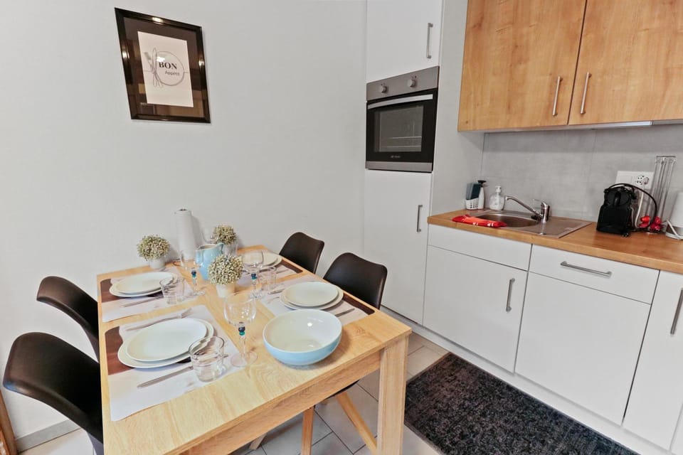 Kitchen or kitchenette, Dining area, pet friendly