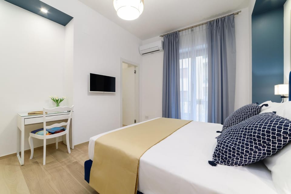 Bed, TV and multimedia, Photo of the whole room, Bedroom