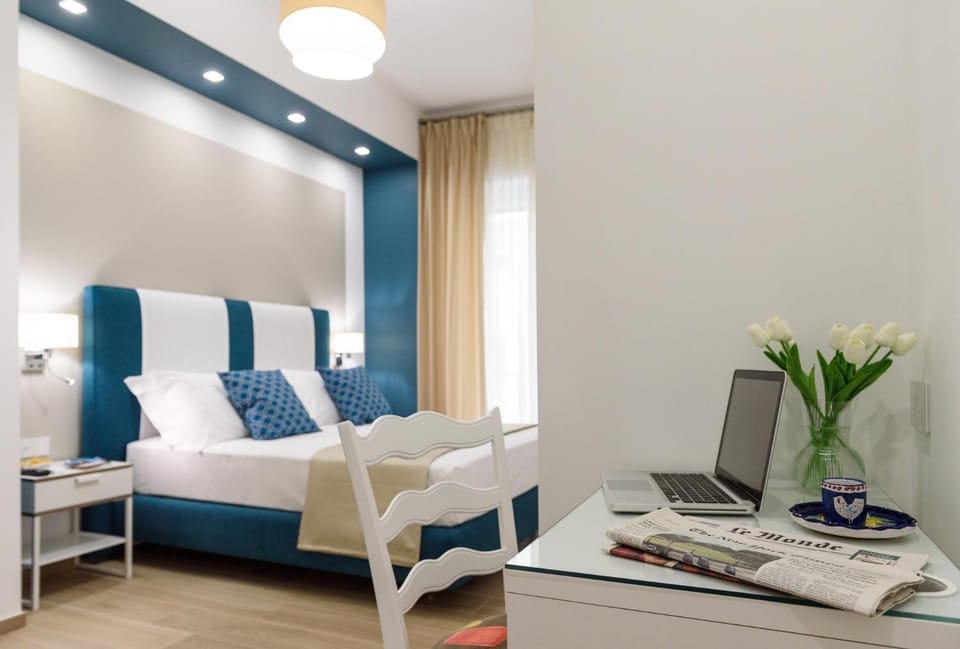 Bed, Photo of the whole room, Decorative detail, Bedroom