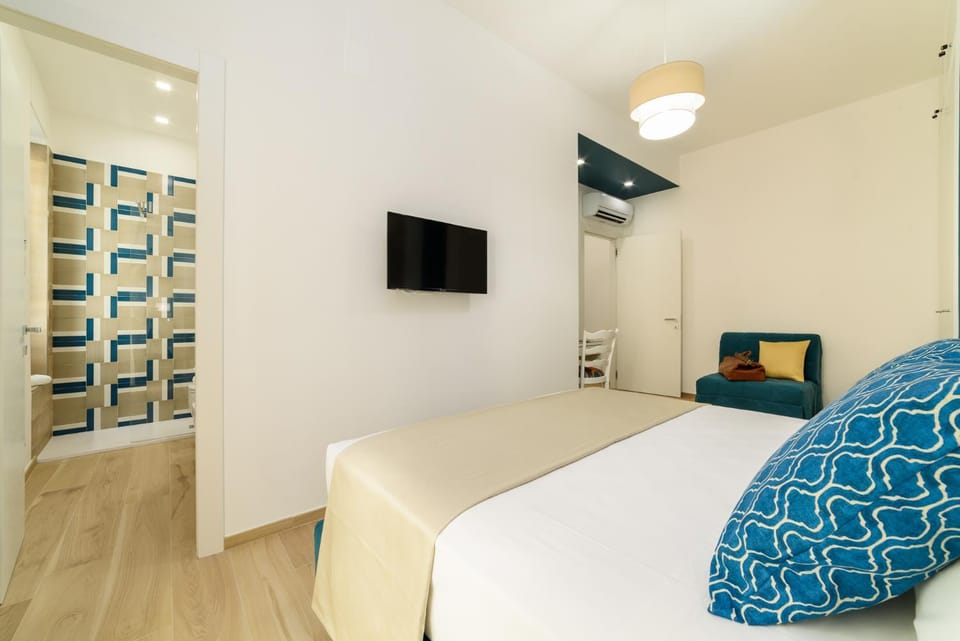 Bed, TV and multimedia, Photo of the whole room, Bedroom