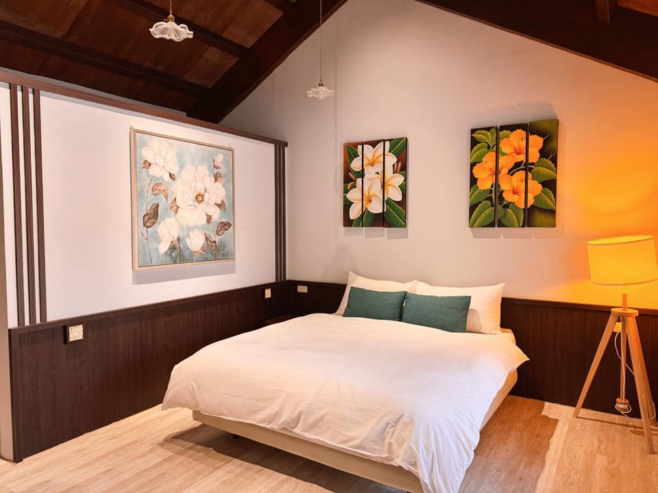 Bed, Photo of the whole room, Decorative detail, Bedroom
