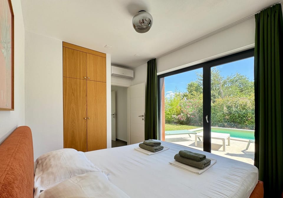 Bedroom, Pool view