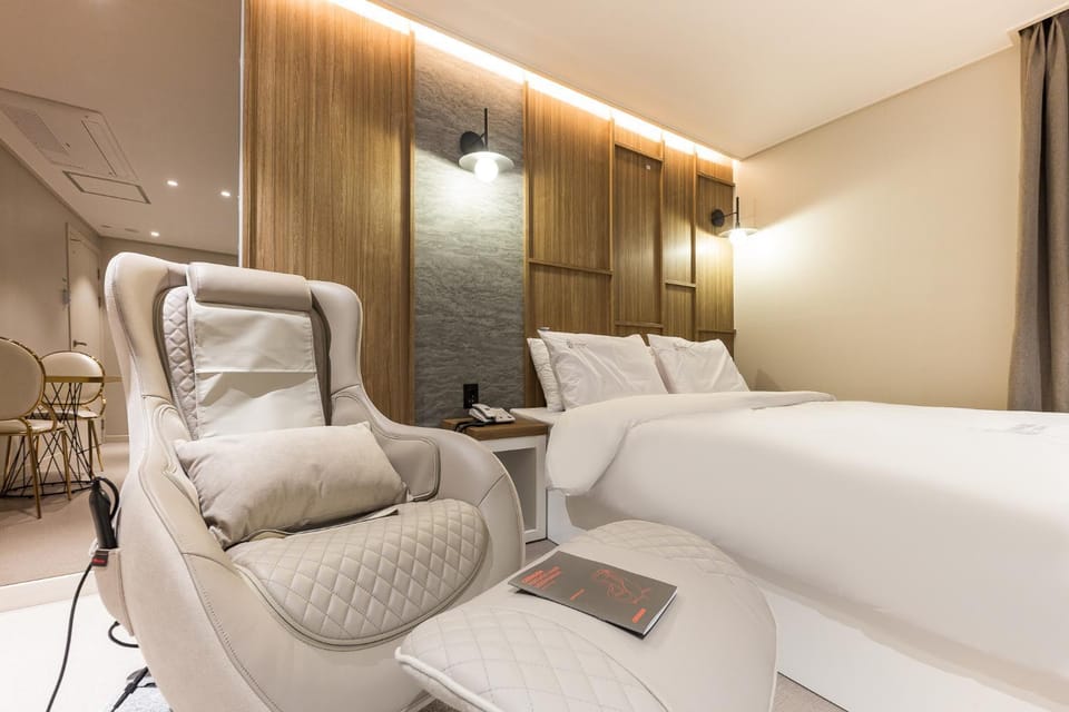 Massage, Living room, Seating area
